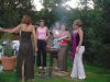 63. Les filles autour du barbecue.jpg